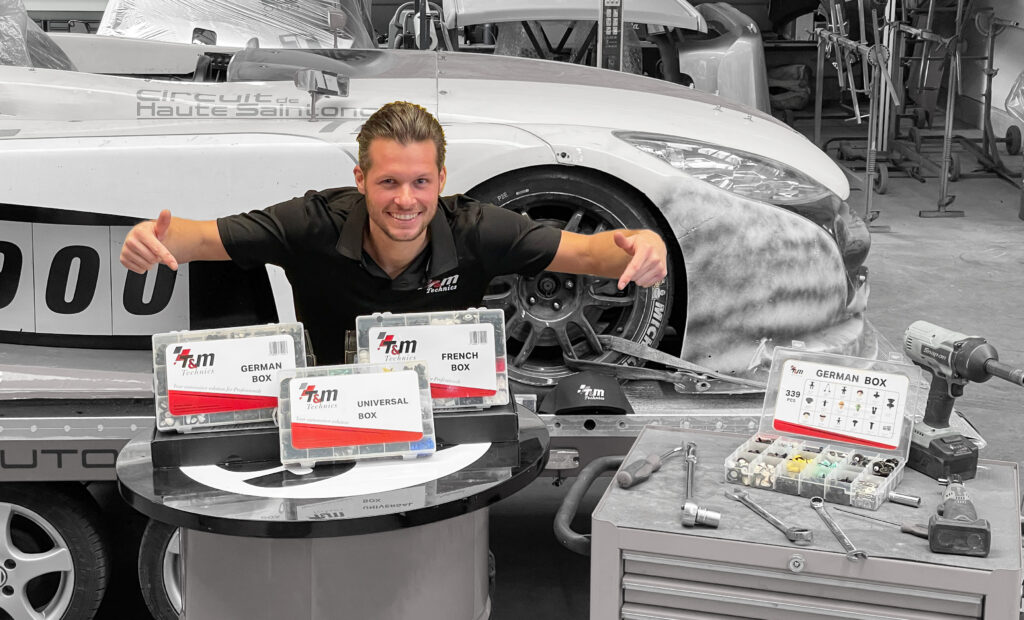 Thierry Vanhollebeke, carrossier et fondateur de T&M Technics, avec les coffrets de clips